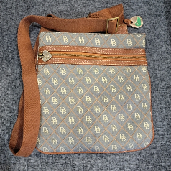 Dooney & Bourke Maxi Quilt Americana Signature Crossbody Blue W/cream Interior - Picture 1 of 4